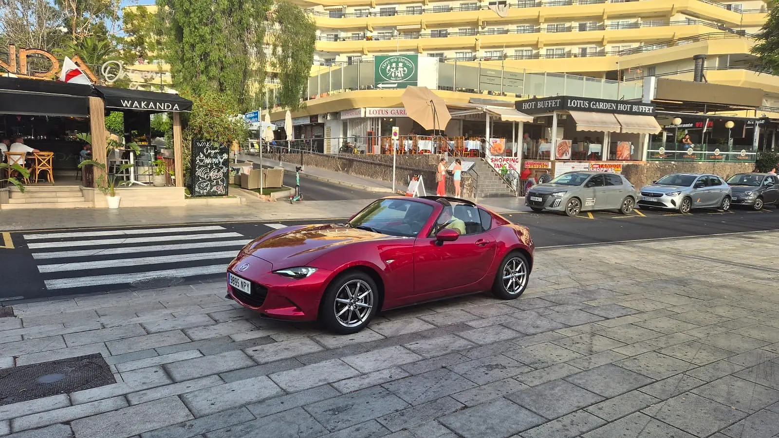 Mazda MX-5 RF uthyrningsbil parkerad i Costa Adeje, Teneriffa