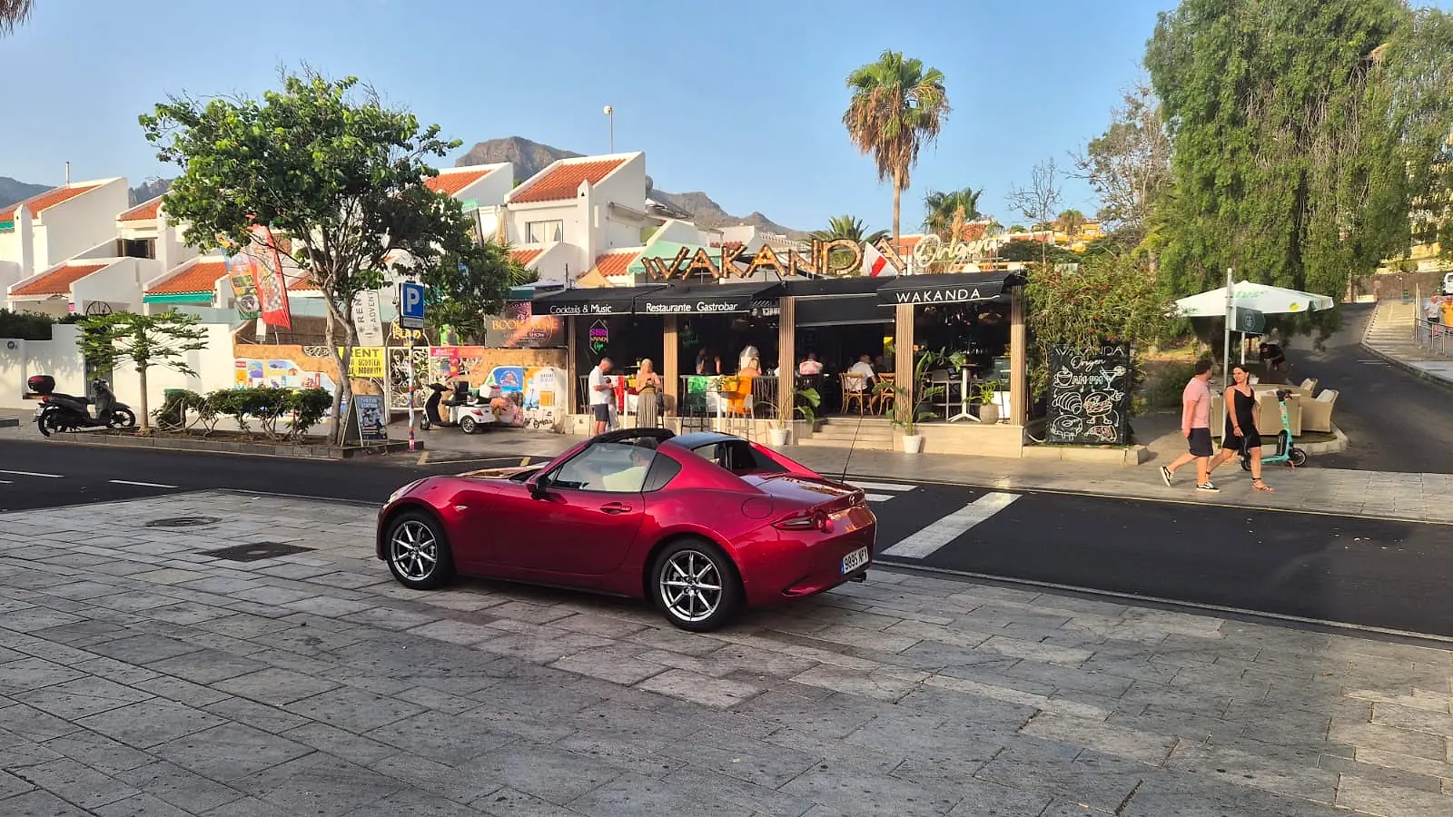 Mazda MX-5 RF med taket öppet, biluthyrning Teneriffa